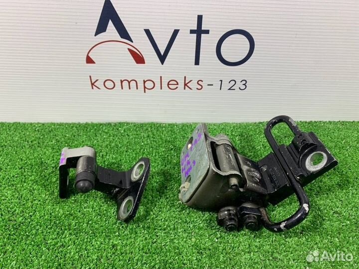 Петля двери задняя левая Volkswagen Passat Variant