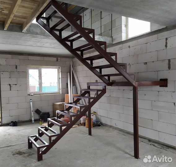 Лестница на металлокаркасе