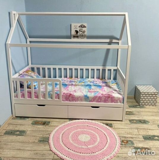 Кровать - домик с вертикальными бортиками