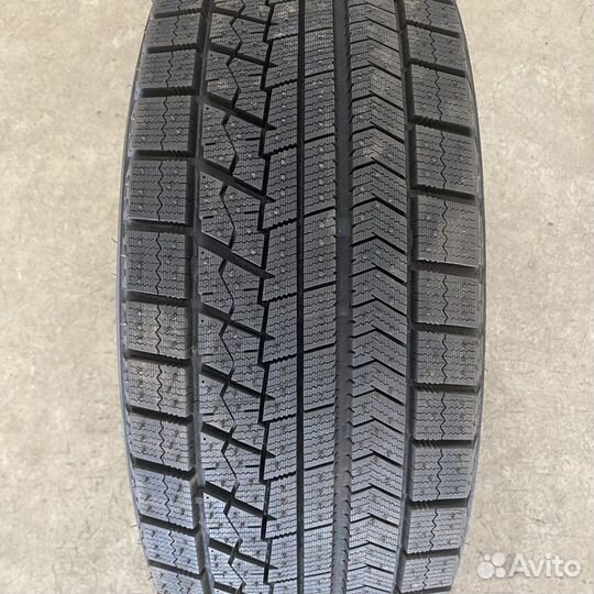 Bridgestone Blizzak VRX 235/45 R18 94S