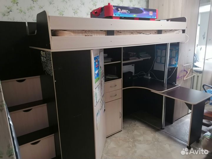 Детская кровать чердак со столом и шкафом бу