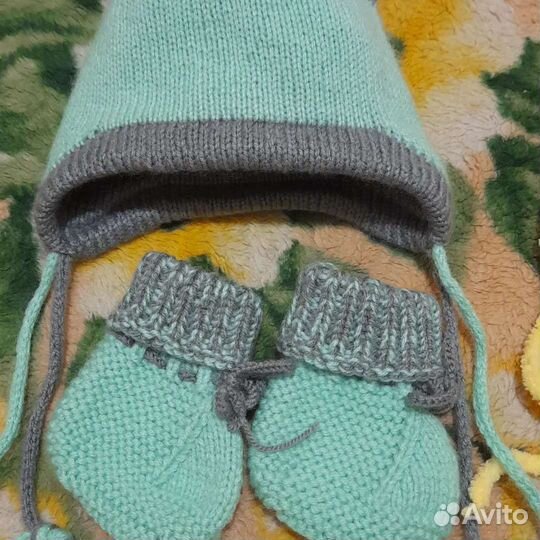 Вязаный конверт на выписку и шапочки с носочками