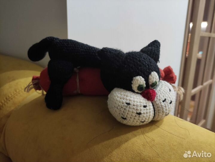 Озорной черный кот