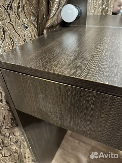 Гримерный столик с зеркалом и подсветкой