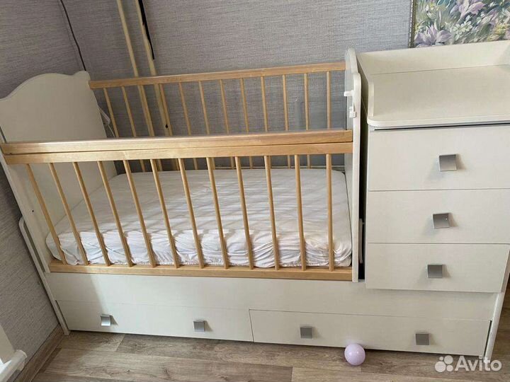 Детская кроватка с маятником и ящиком