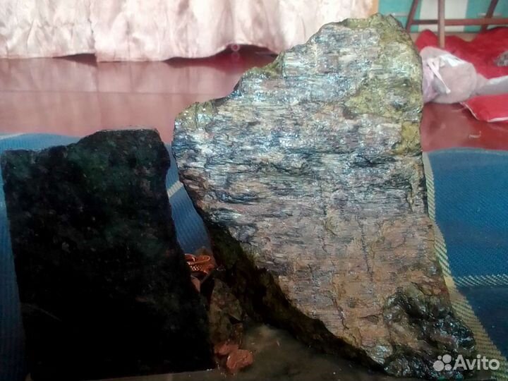 Статуя из камней с ящеркой золотой