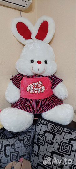 Большой плюшевый заяц