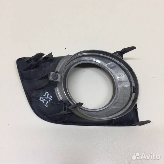 Рамка противотуманной фары правой Toyota Land Crui