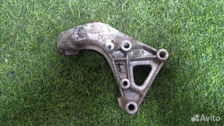 Кронштейн правый LADA (Ваз) 2172 хэтчбек 5дв. 1.6