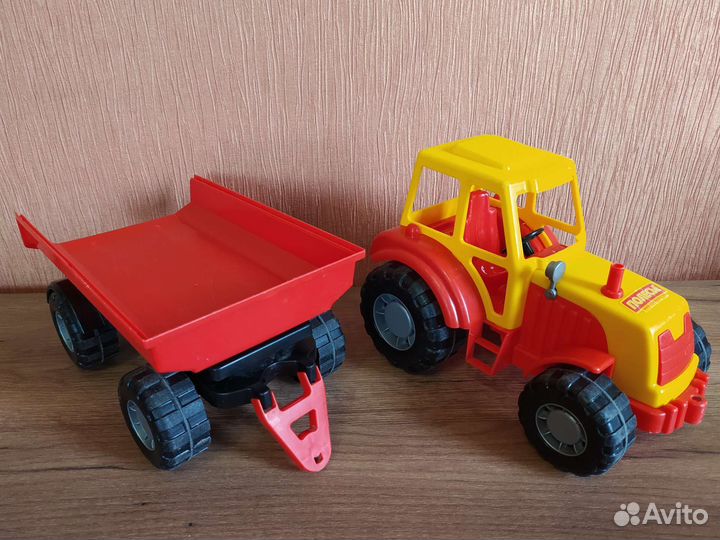 Набор игрушек мальчику:трактор,конструктор,рыбалка