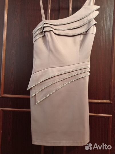 Платье нарядное, новое, р.42