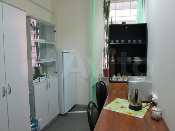 Нежилое здание 748,2 м²