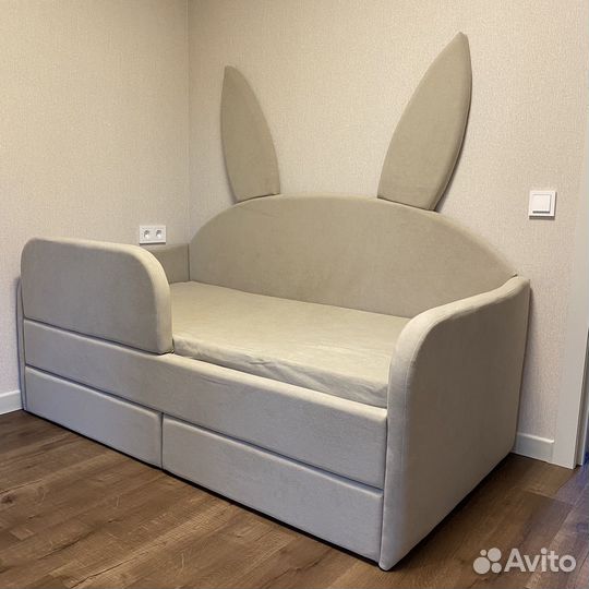 Кровать диван для ребенка со спинками зайка
