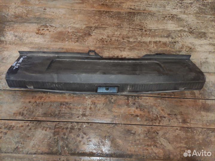 Пластиковый порог багажника Renault Fluence