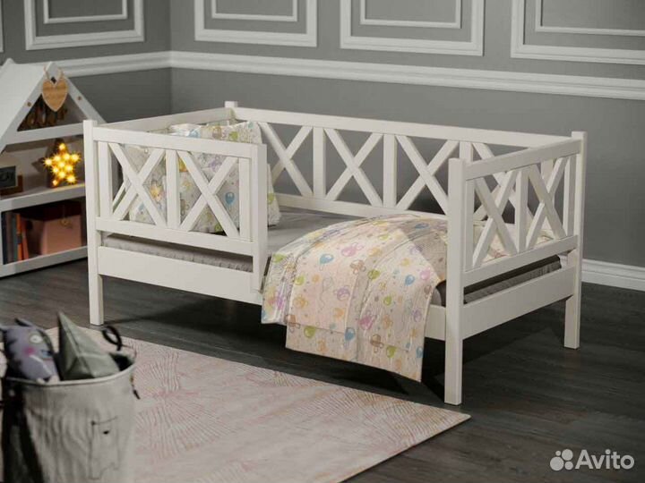 Кроватка с бортиком софа для малыша из массива