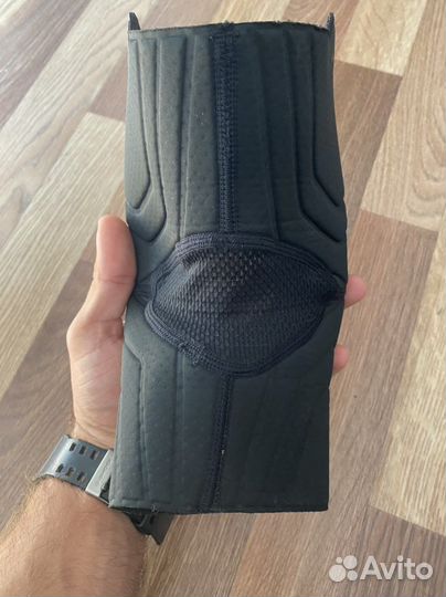 Наколенник Nike