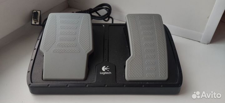 Отличный игровой руль Logitech с педалями