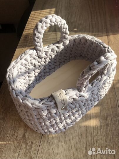 Корзинка из трикотажной пряжи и джута