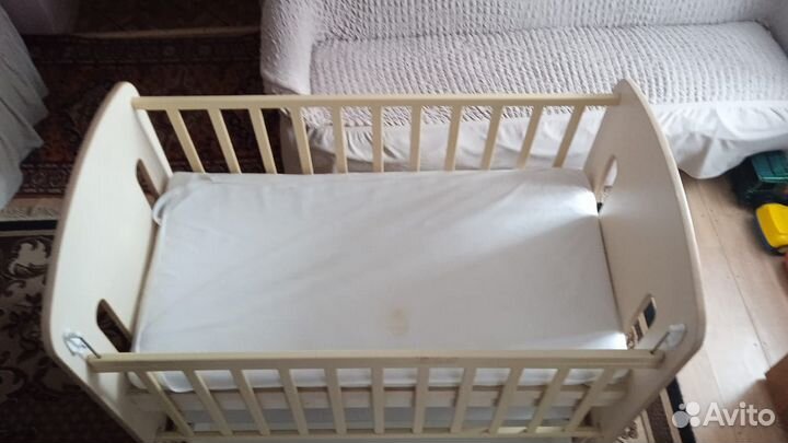 Детская кроватка и комод