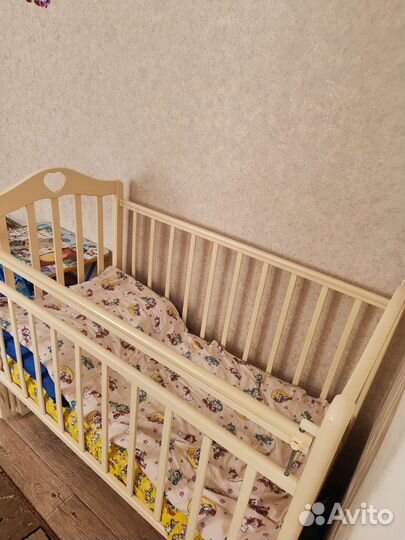 Детская кроватка с маятником