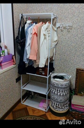 Вешалка с полочками