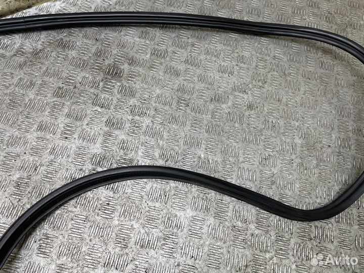 Уплотнитель двери багажника Nissan Qashqai J10