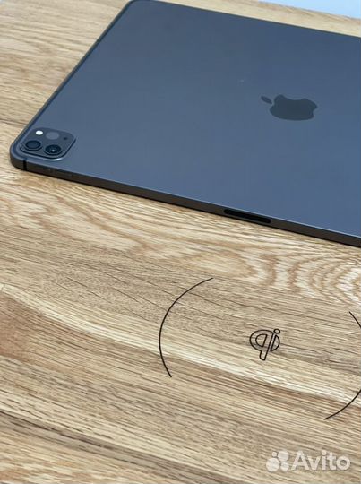 Apple iPad Pro (2021) 12,9 Wi-Fi + LTE 1 тб, М1