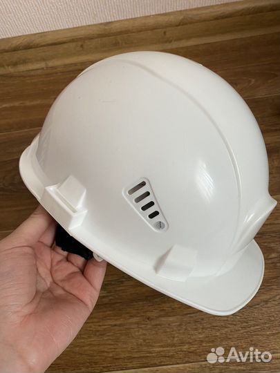 Каска строительная/защитная белая новая