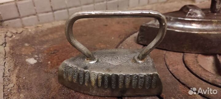 Маленький манжетный утюг старинный