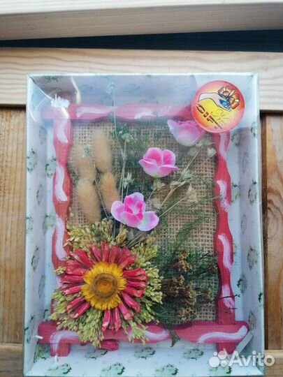 Картина из сухоцветов красная