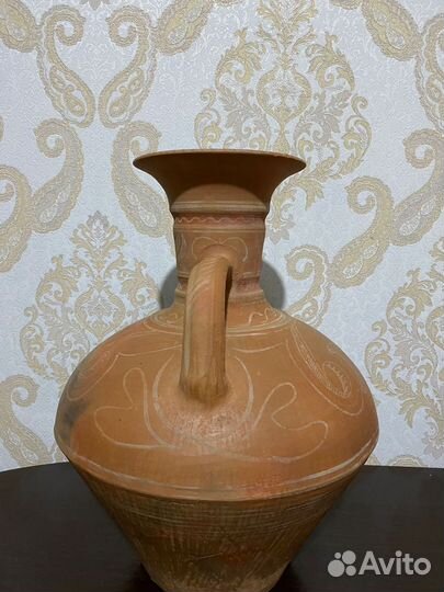 Большой глиняный кувшин