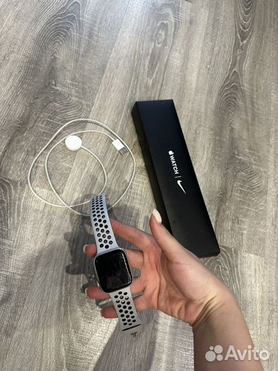 Часы apple watch se 44 mm nike