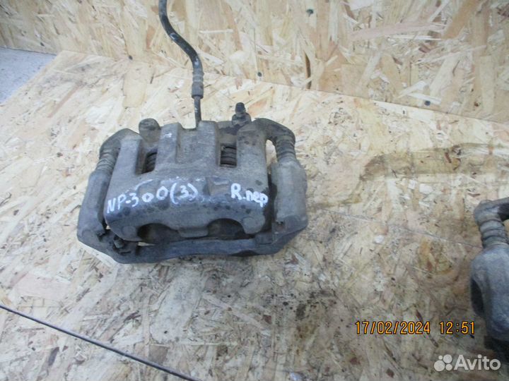 Суппорт передний правый Ниссан NP300