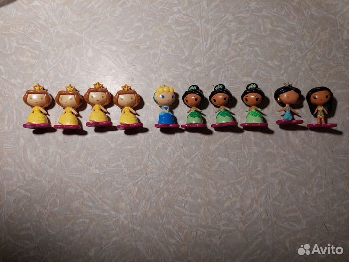 Принцессы и игрушки из киндер-сюрпризов