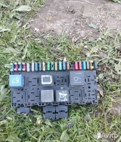 Блок предохранителей Volkswagen Passat B3 1.8