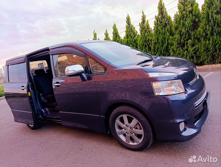 Toyota Voxy 2.0 CVT, 2009, 207 000 км