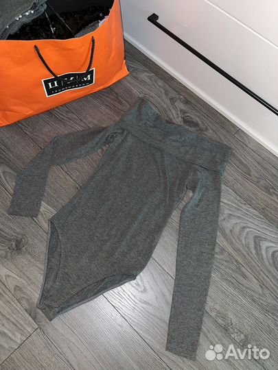 Боди с опушенными плечами