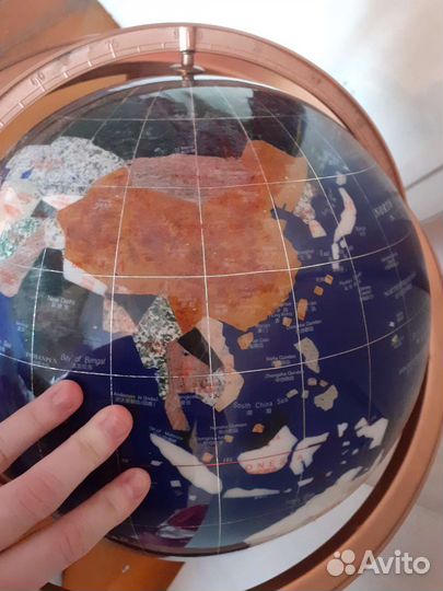 Глобус из полудрагоценных камней