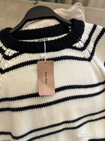 Красивый свитер Miu Miu