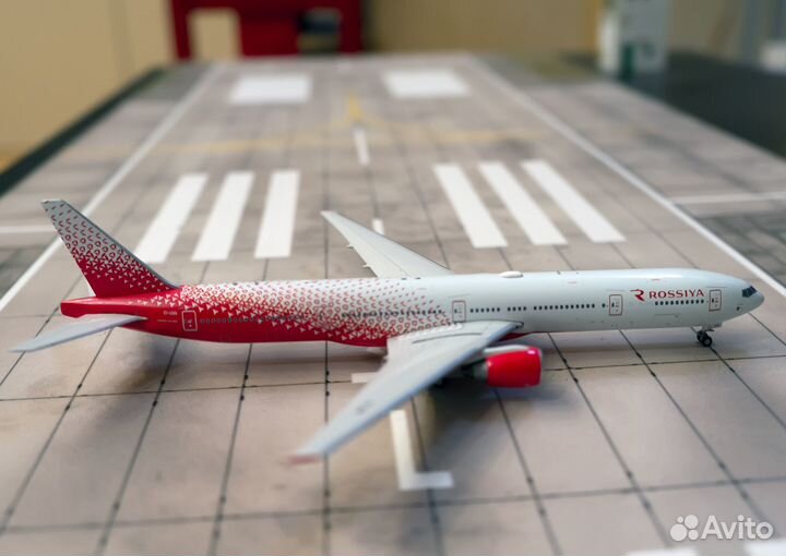 Модель самолета Boeing 777-300 в масштабе 1:400