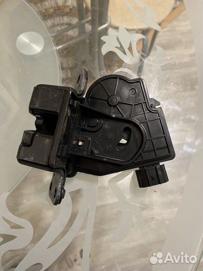 Замок на багажник toyota auris