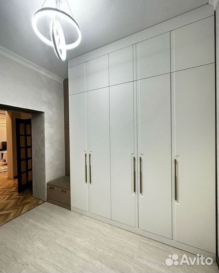 Шкаф в прихожую до потолка