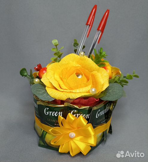 Поделка из бумаги и ручек для учителя