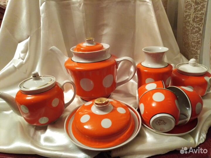 Сервиз красный в белый горох