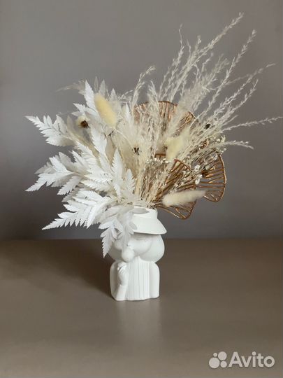 Композиция из сухоцветов в кашпо из гипса