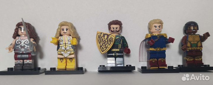 Пацаны стыкуются с Лего (The boys)