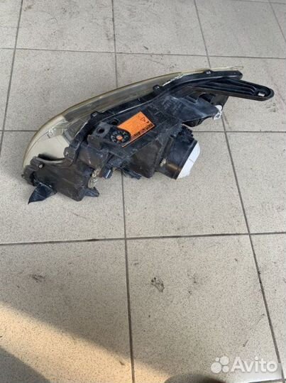 Фара ксенон правая Mitsubishi Pajero 4