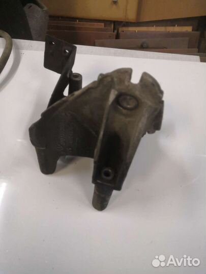 Кронштейн двигателя Фол таурег 2.5 tdi 7L