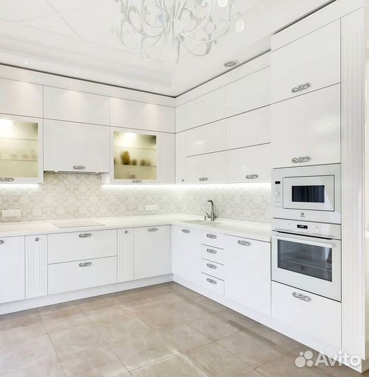 Угловая кухня в потолок. Кухонный гарнитур на зака