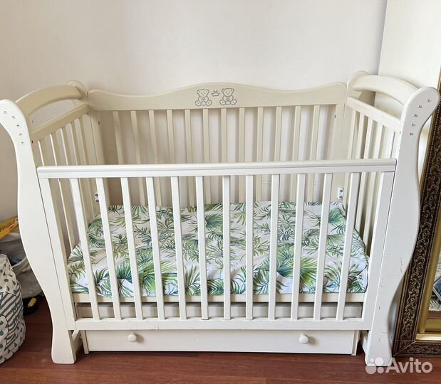 Детская кроватка с маятником